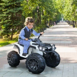 HOMCOM Voiture 4x4 Quad Buggy électrique Enfant 3 à 6 Ans Effets Lumineux Musique V. Max. 3 Km/h Batterie Rechargeable Lecteur MP3 Multifonction Blanc -Pas Cher Clair Jardin Magasin 8482430 2